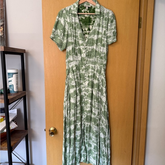 Sendero Provisions Co. Dresses & Skirts - Sendero Darcy Green Printed V-Neck Women’s Midi Dress